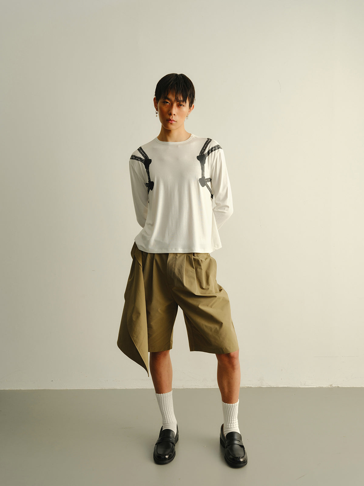 White tied long sleeved elastic T-shirt