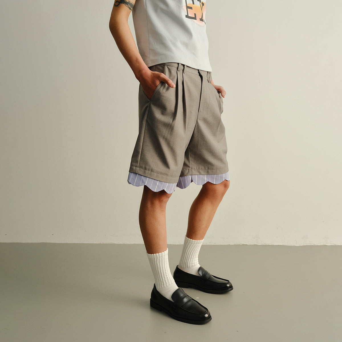 Arrow pants with ruffled edges, suit shorts