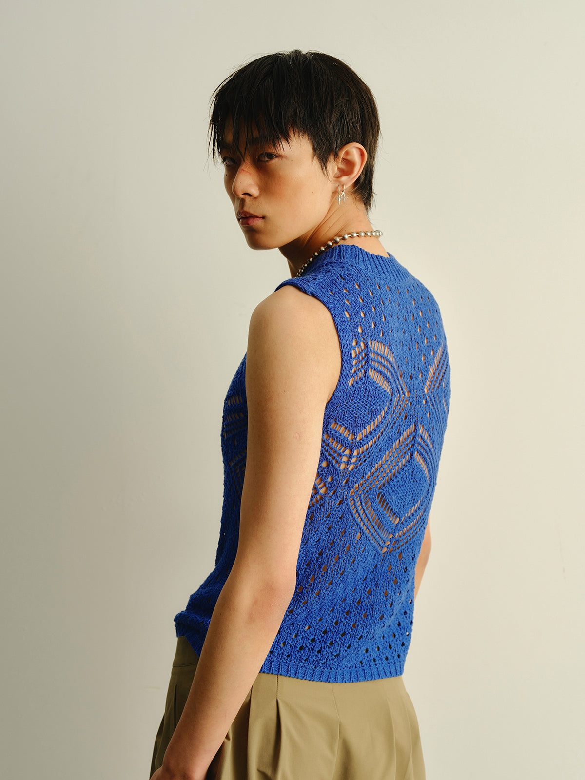 Hollow out sleeveless knitted sweater