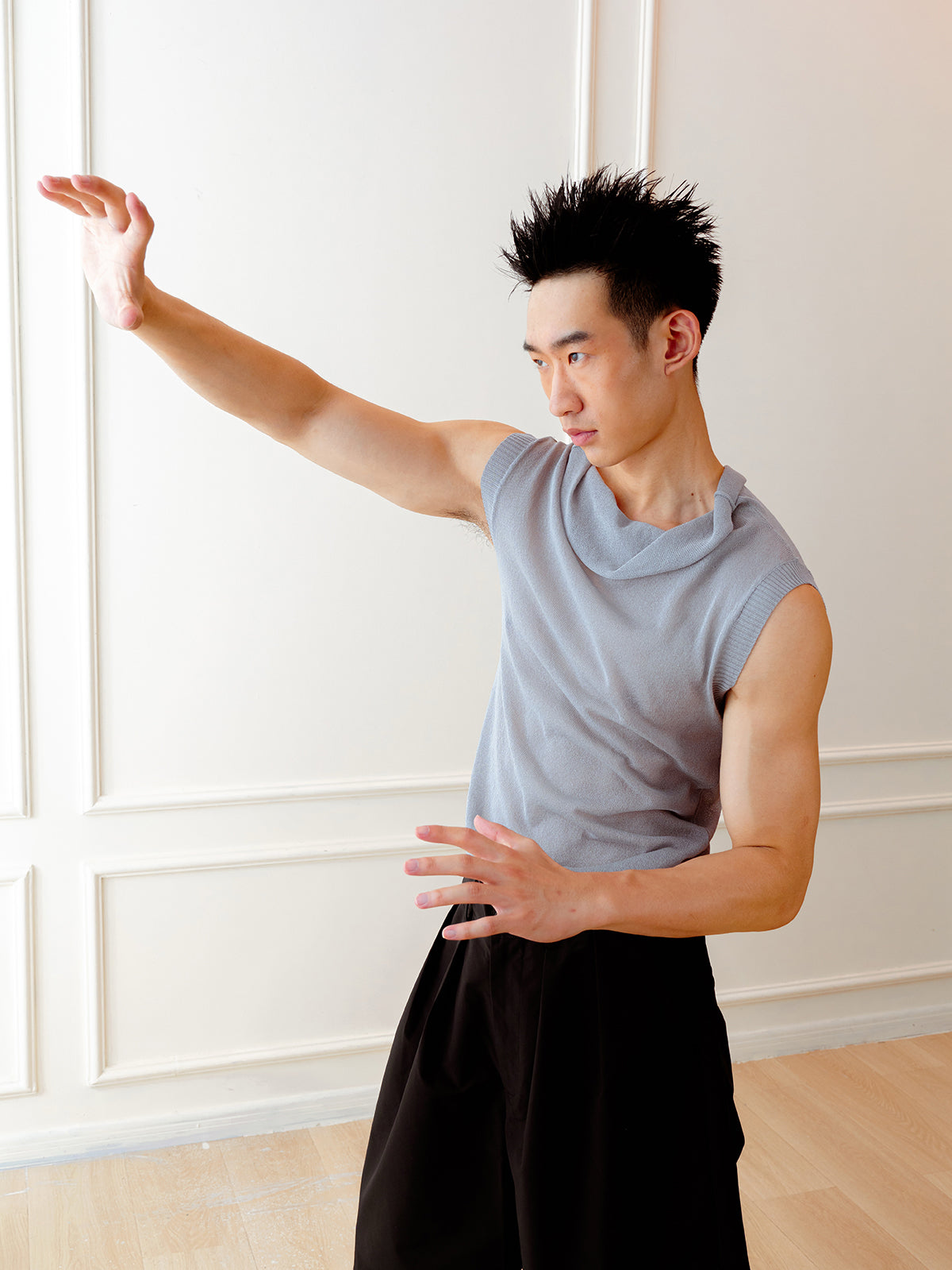 Grey collar sleeveless knit sweater