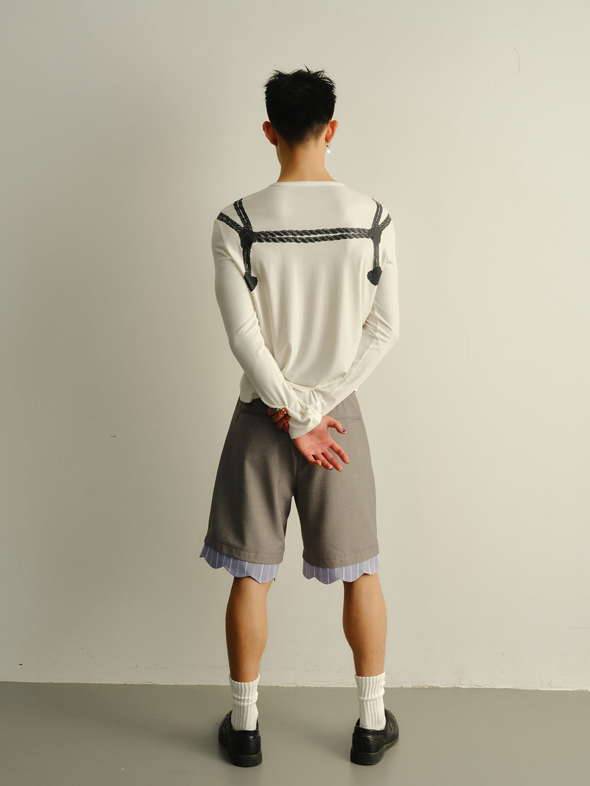 White tied long sleeved elastic T-shirt