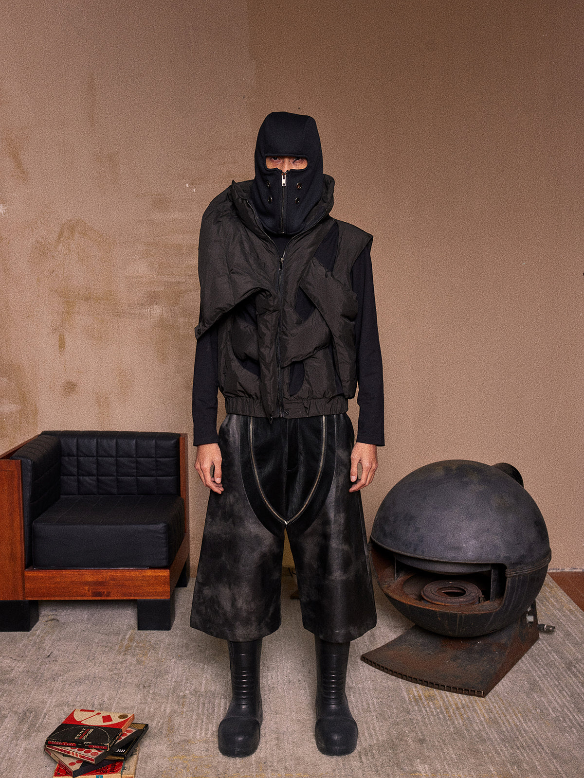 Black spliced leather zipper shorts