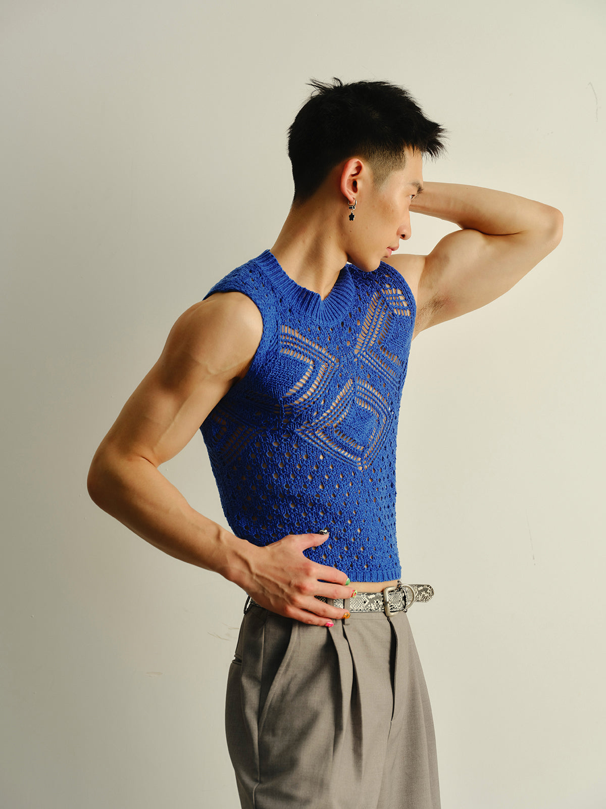 Hollow out sleeveless knitted sweater