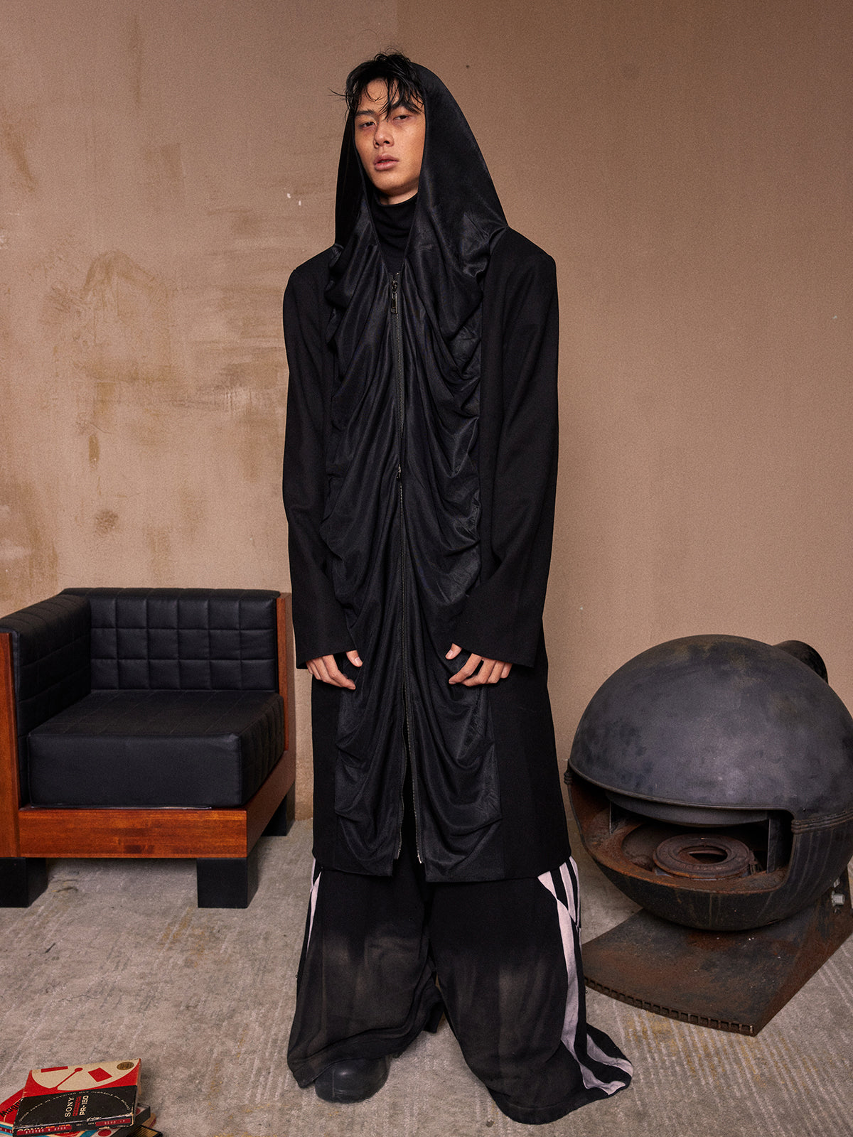 Wrinkled hooded extended windbreaker