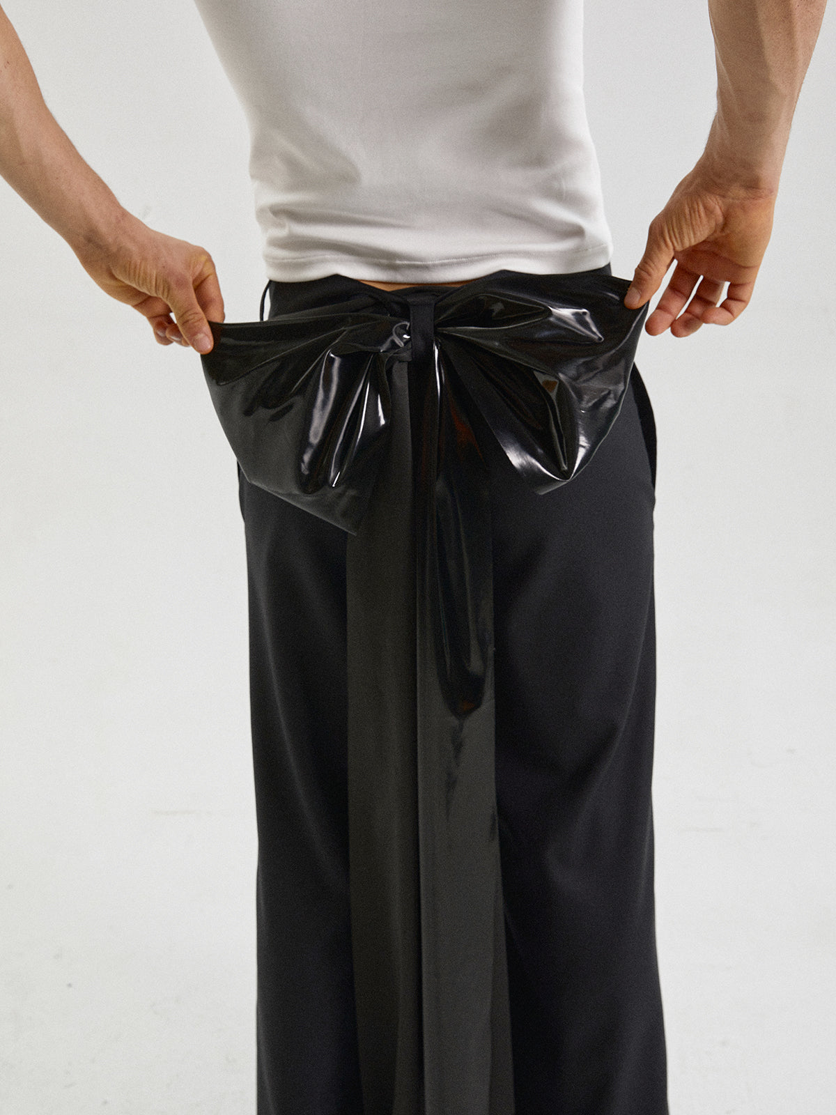 Lacquer leather back bow black pants