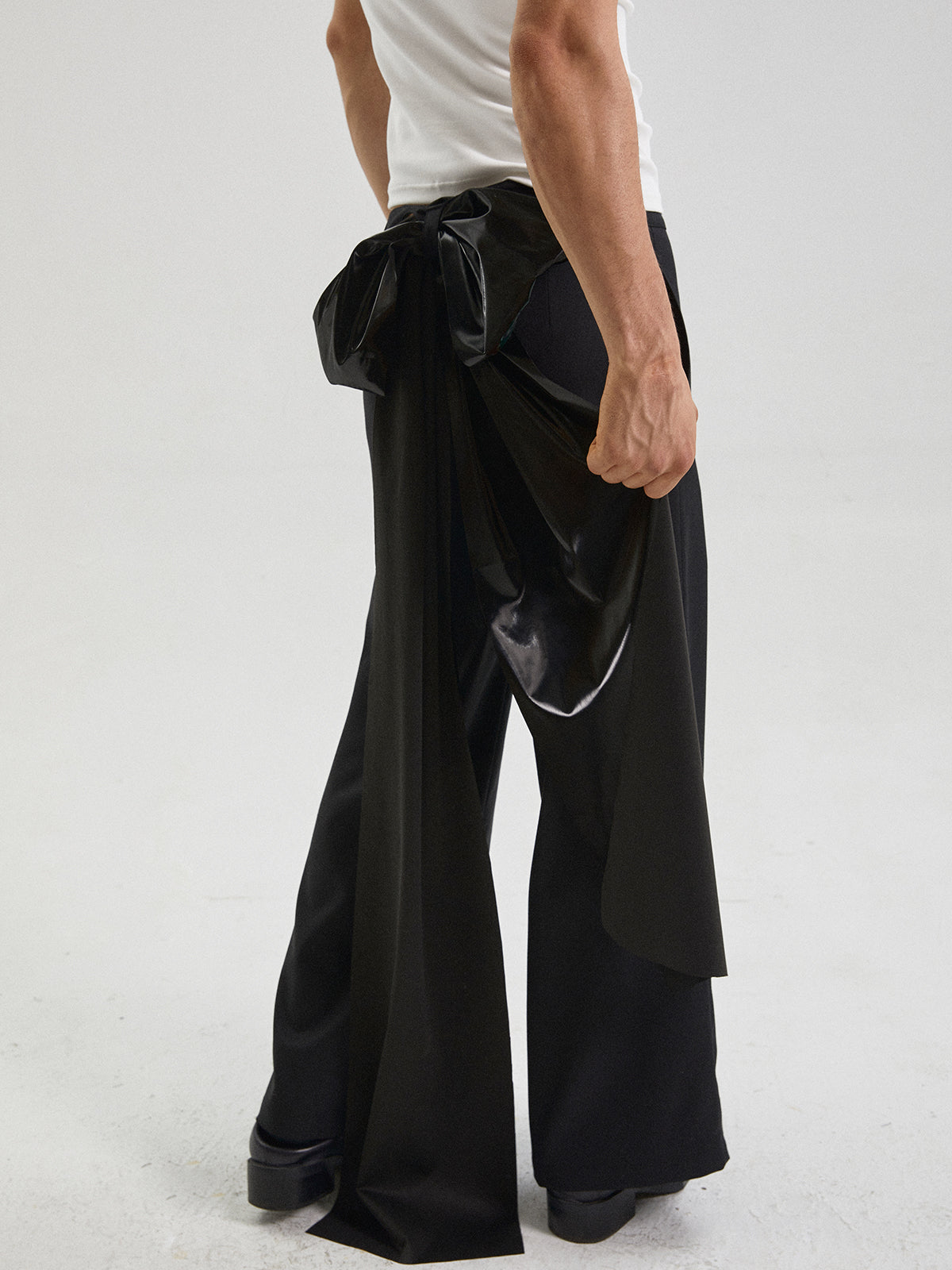 Lacquer leather back bow black pants