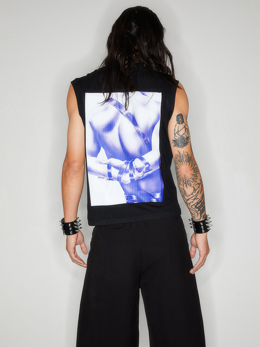 Back printed sleeveless small high neck top