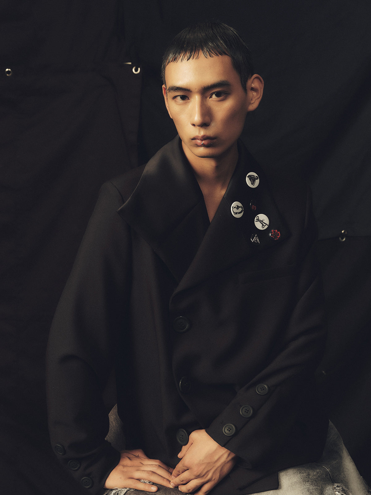 Large button shiny collar short suit