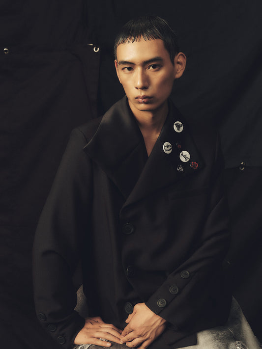 Large button shiny collar short suit