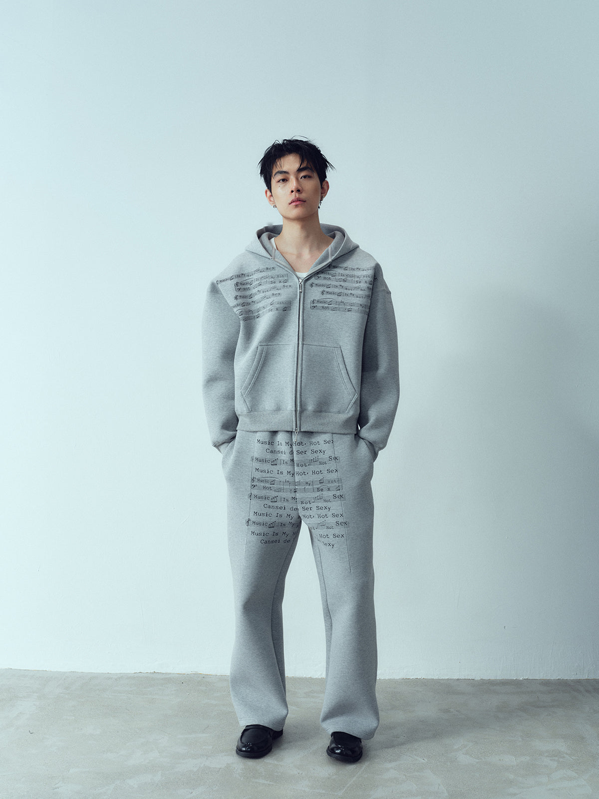 I like music printed hoodie, hoodie and pants.