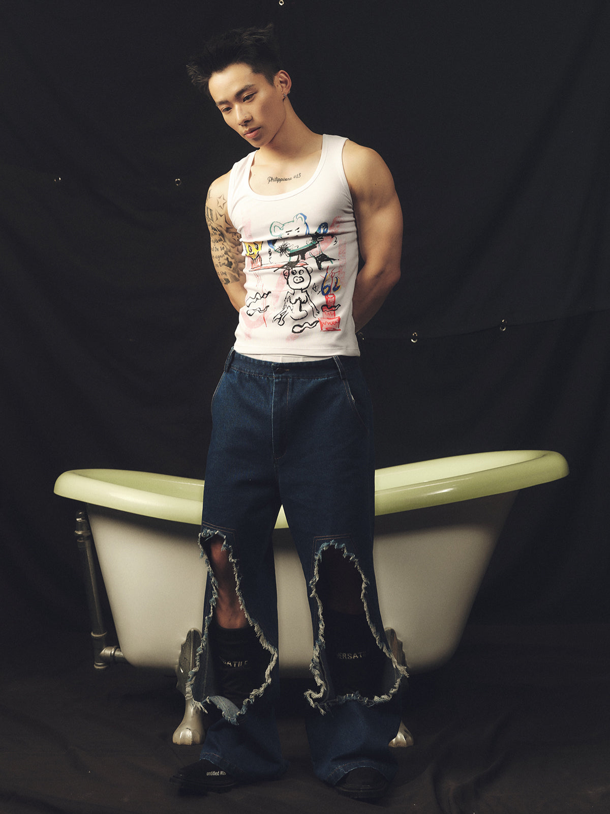 Oversized distressed washed jeans