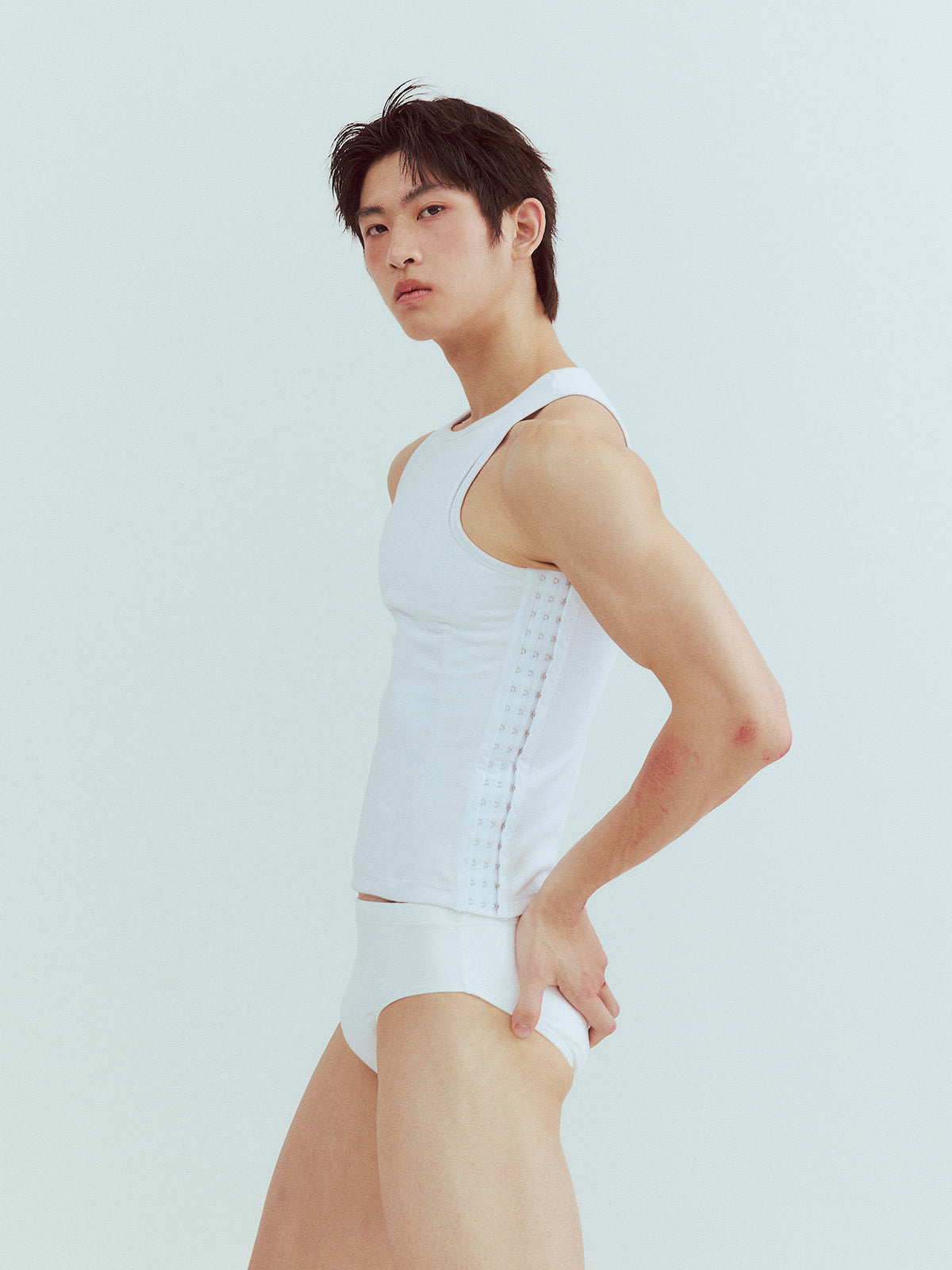 Fishbone-supported fitted vest