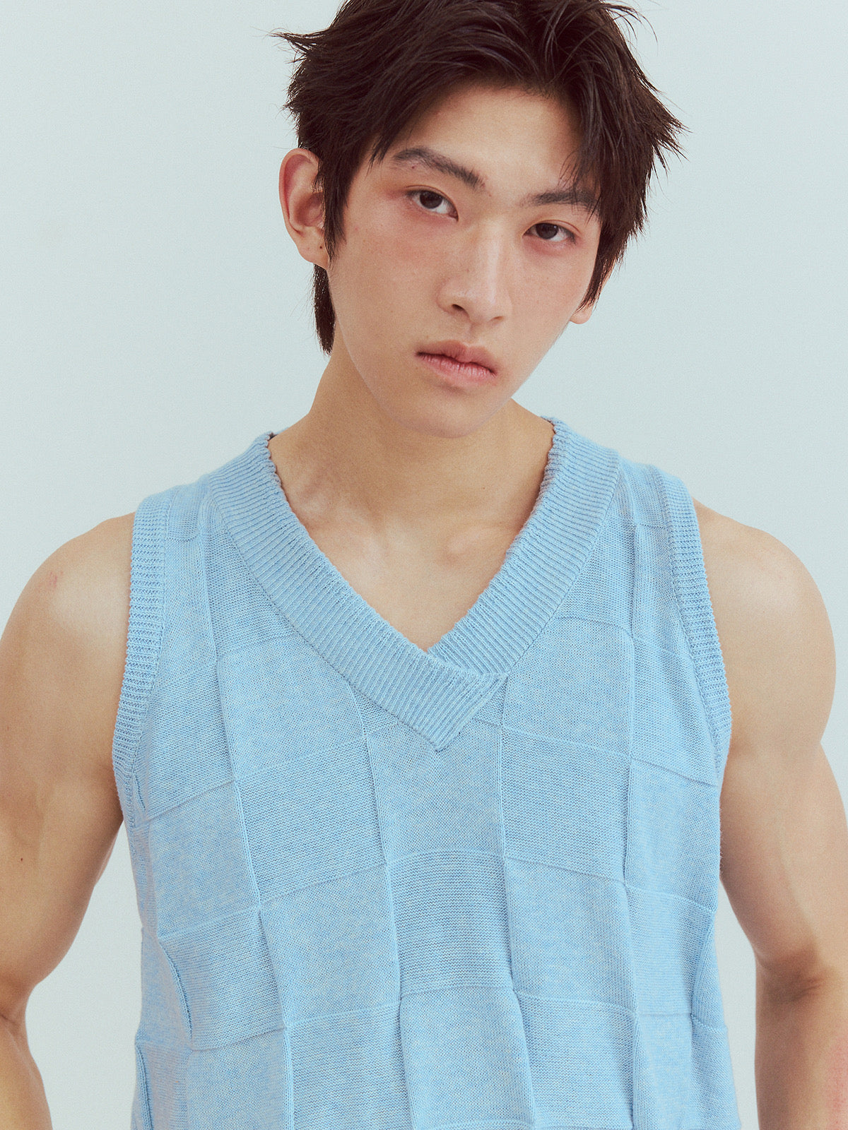 Checkered lace V-neck sleeveless knitted shirt
