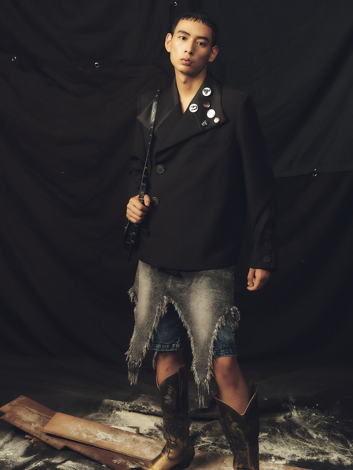 Large button shiny collar short suit