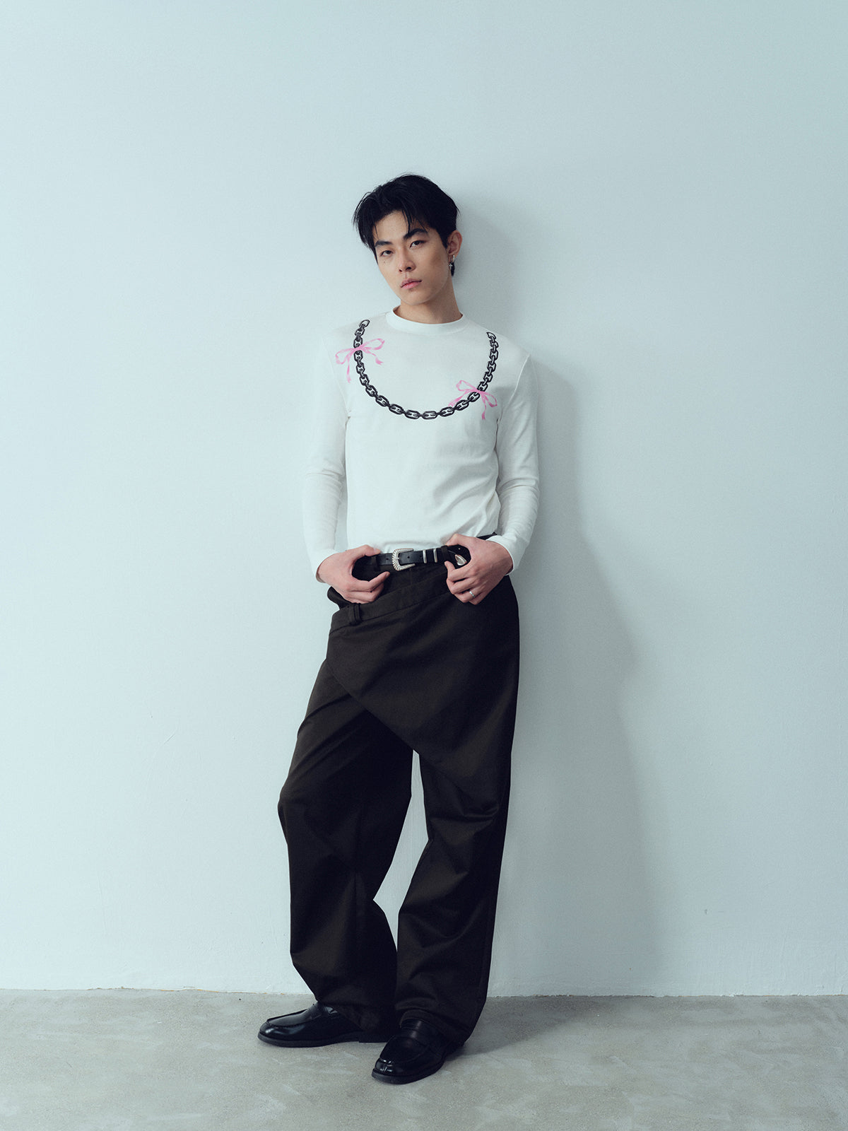 Bow tie iron chain long sleeved T-shirt