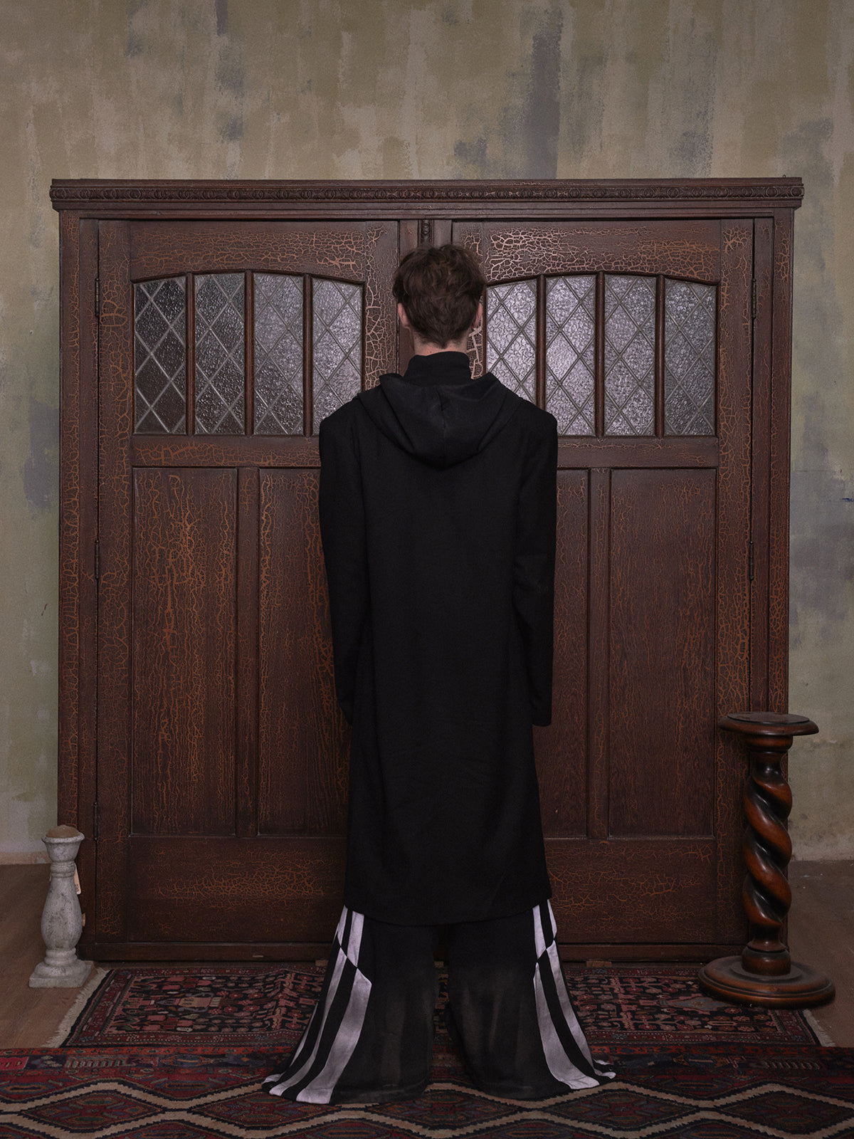 Wrinkled hooded extended windbreaker