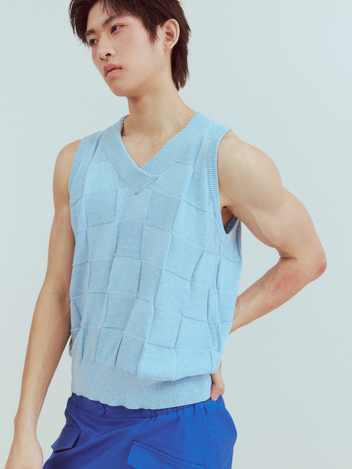 Checkered lace V-neck sleeveless knitted shirt