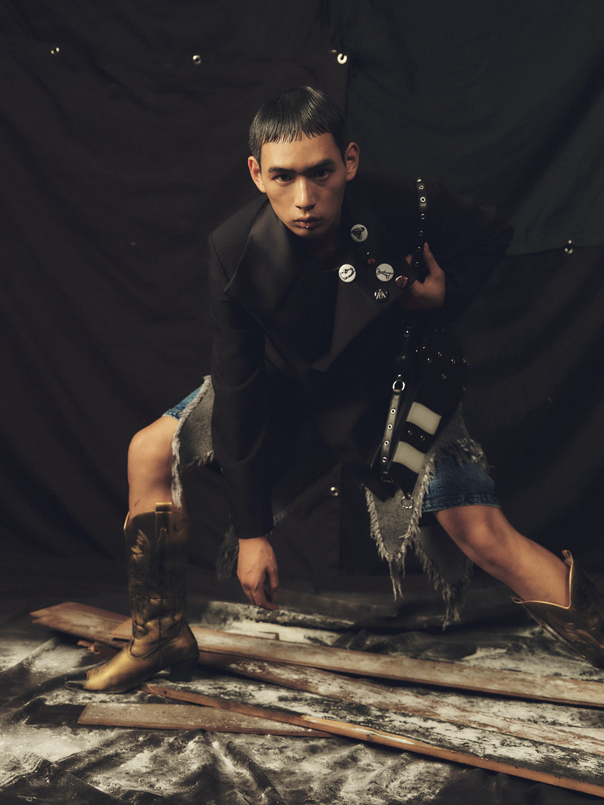 Large button shiny collar short suit