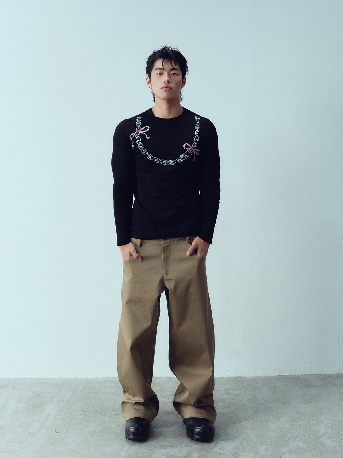 Bow tie iron chain long sleeved T-shirt