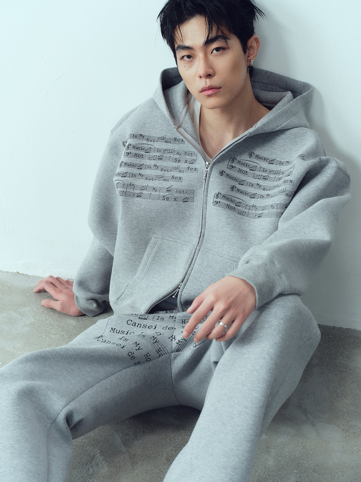 I like music printed hoodie, hoodie and pants.