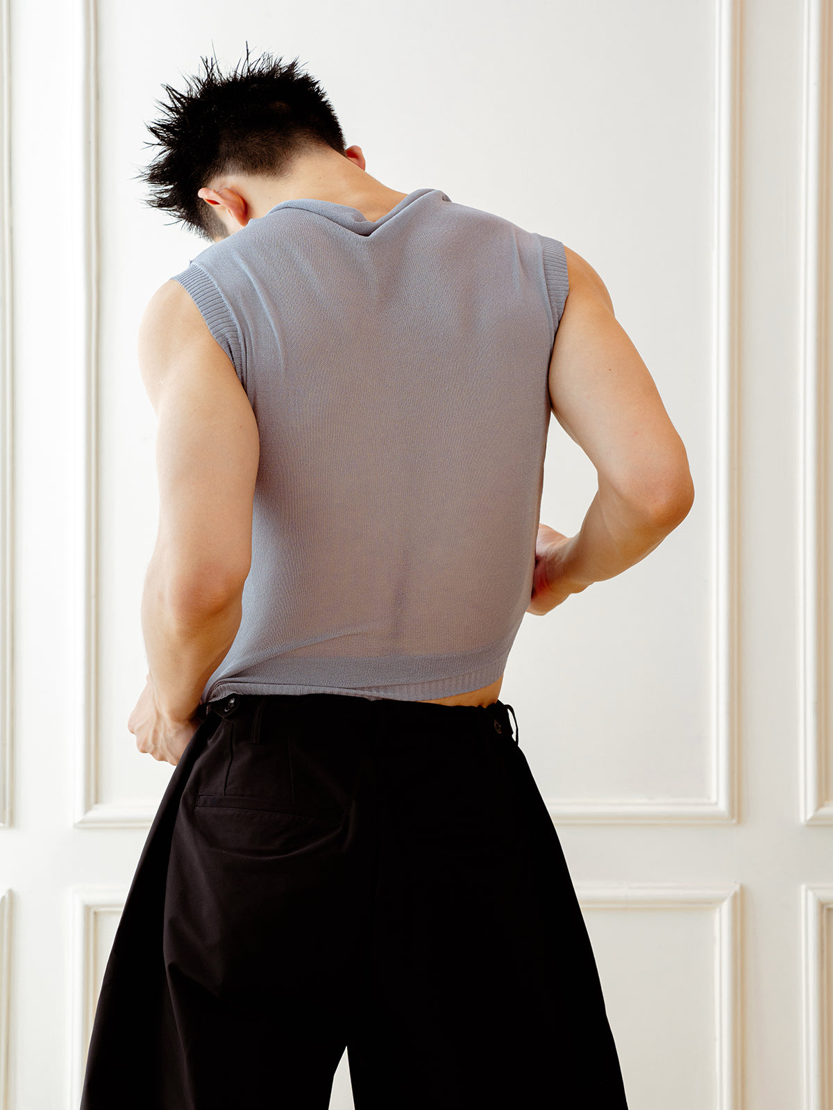 Grey collar sleeveless knit sweater