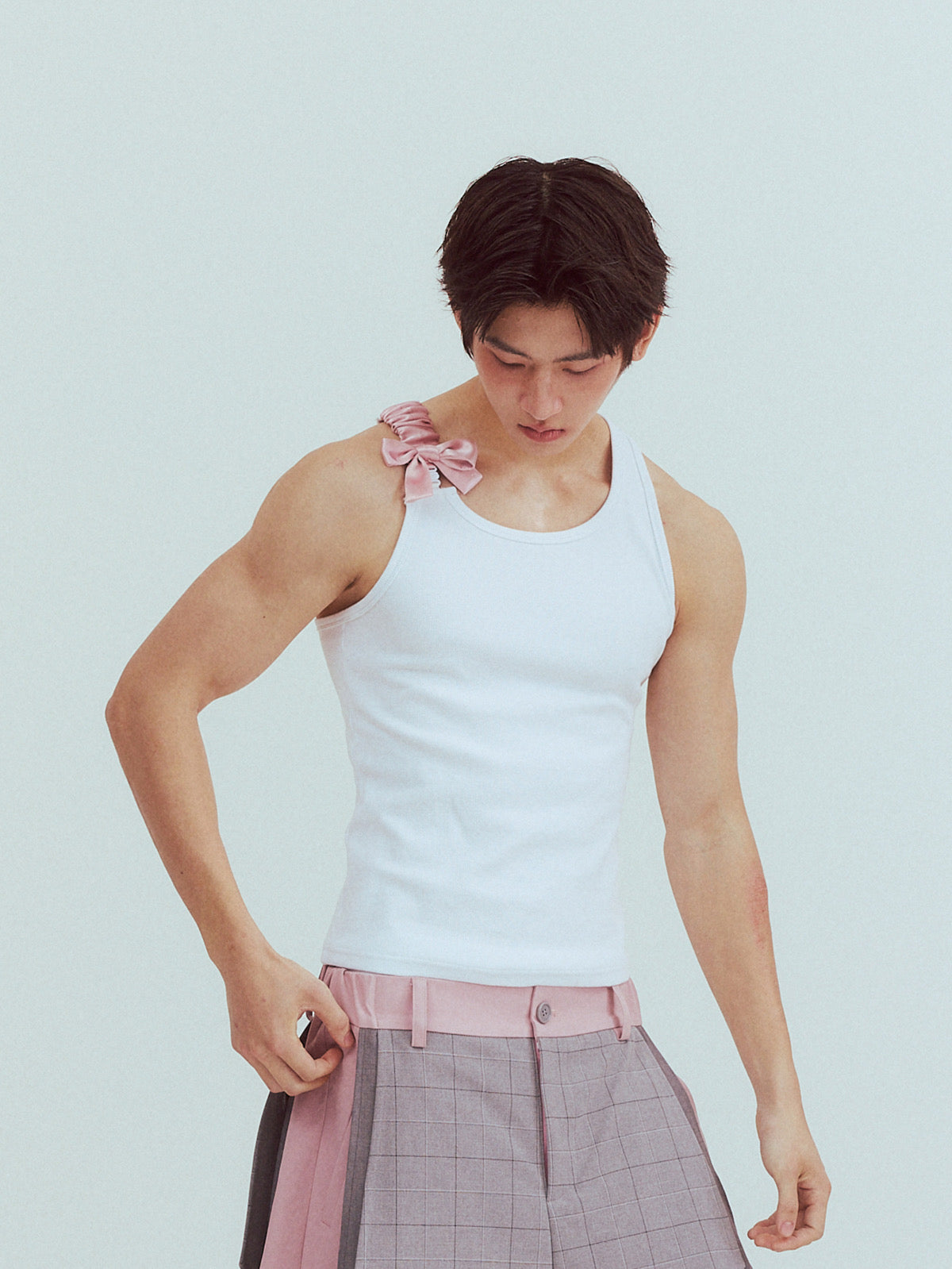One-sided bow tie-back vest