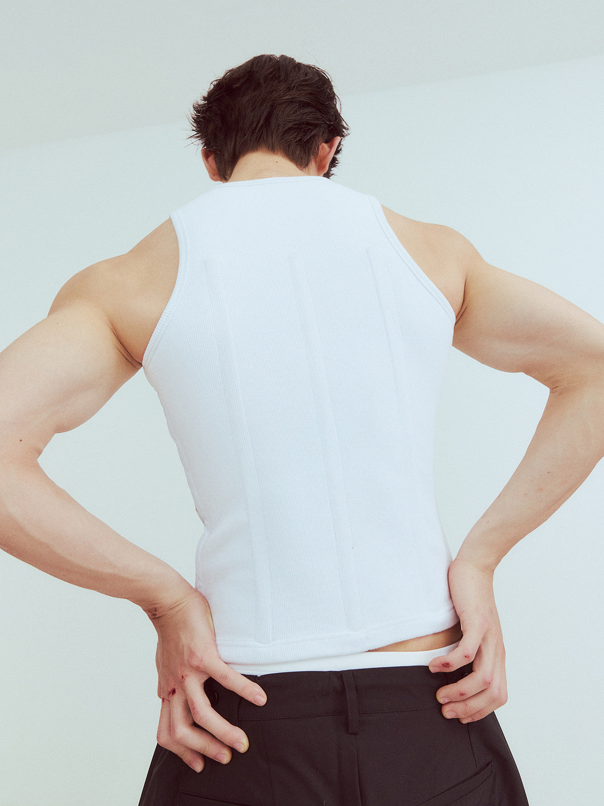 Fishbone-supported fitted vest
