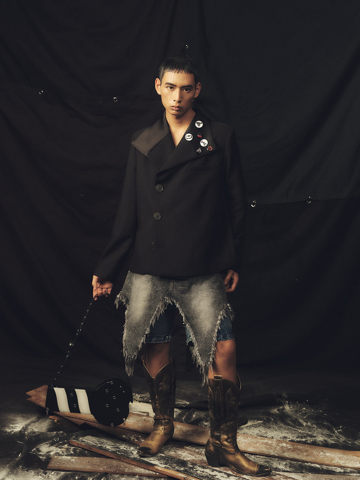 Large button shiny collar short suit