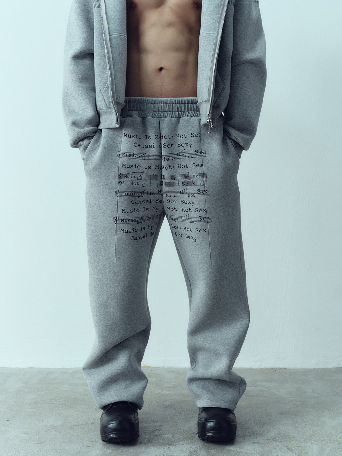 I like music printed hoodie, hoodie and pants.