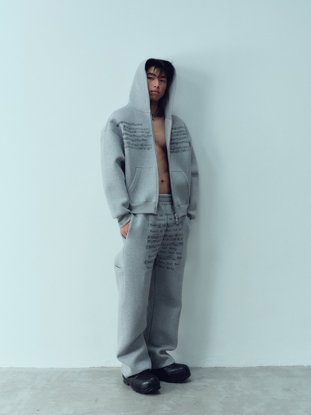 I like music printed hoodie, hoodie and pants.