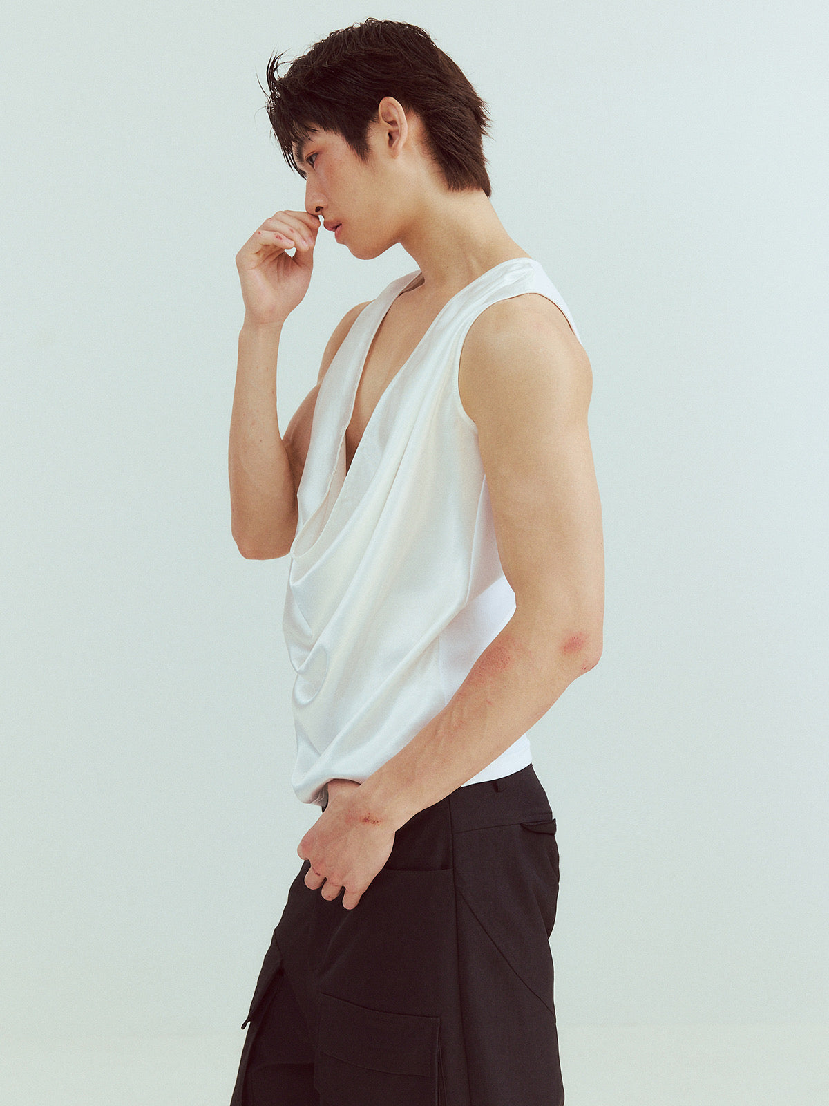 Loose-fitting deep V-neck sleeveless shirt