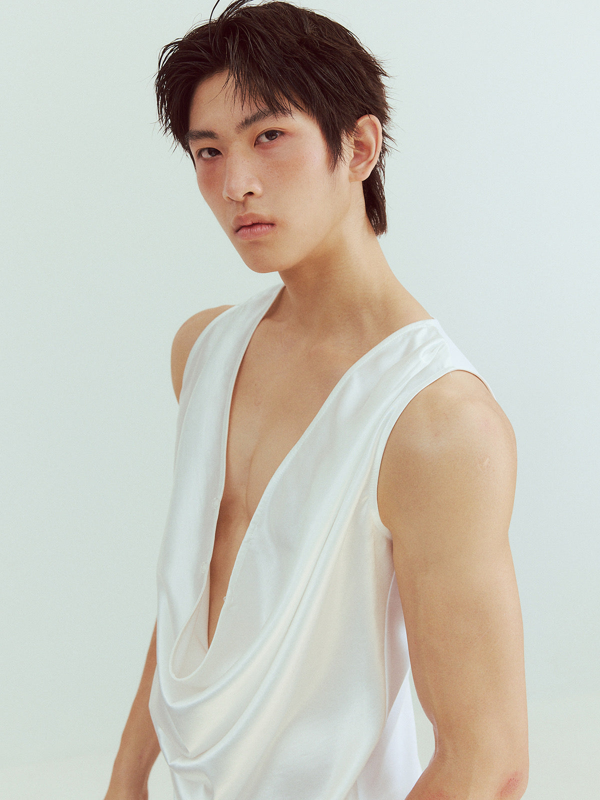 Loose-fitting deep V-neck sleeveless shirt