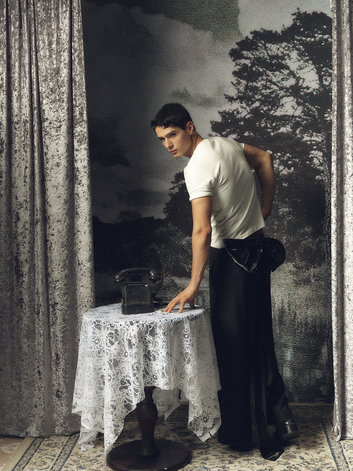 Lacquer leather back bow black pants