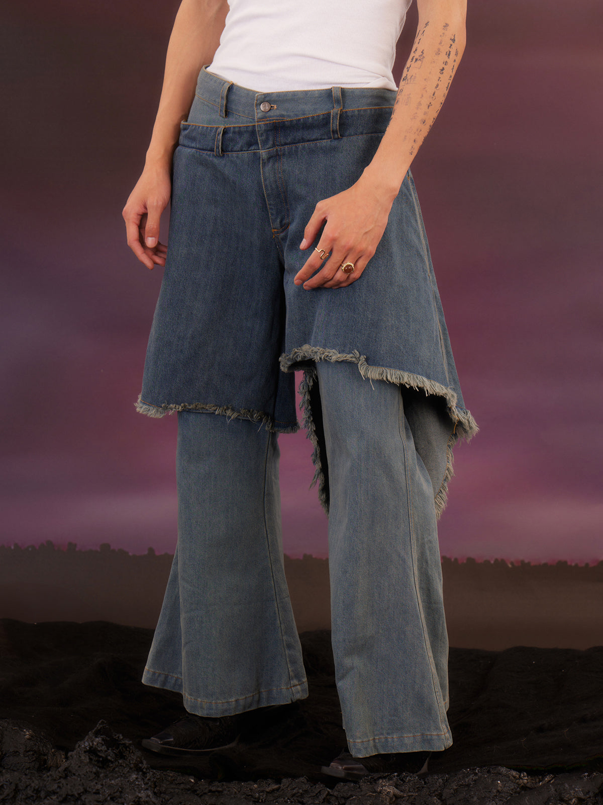 Double layered ruffled washed jeans