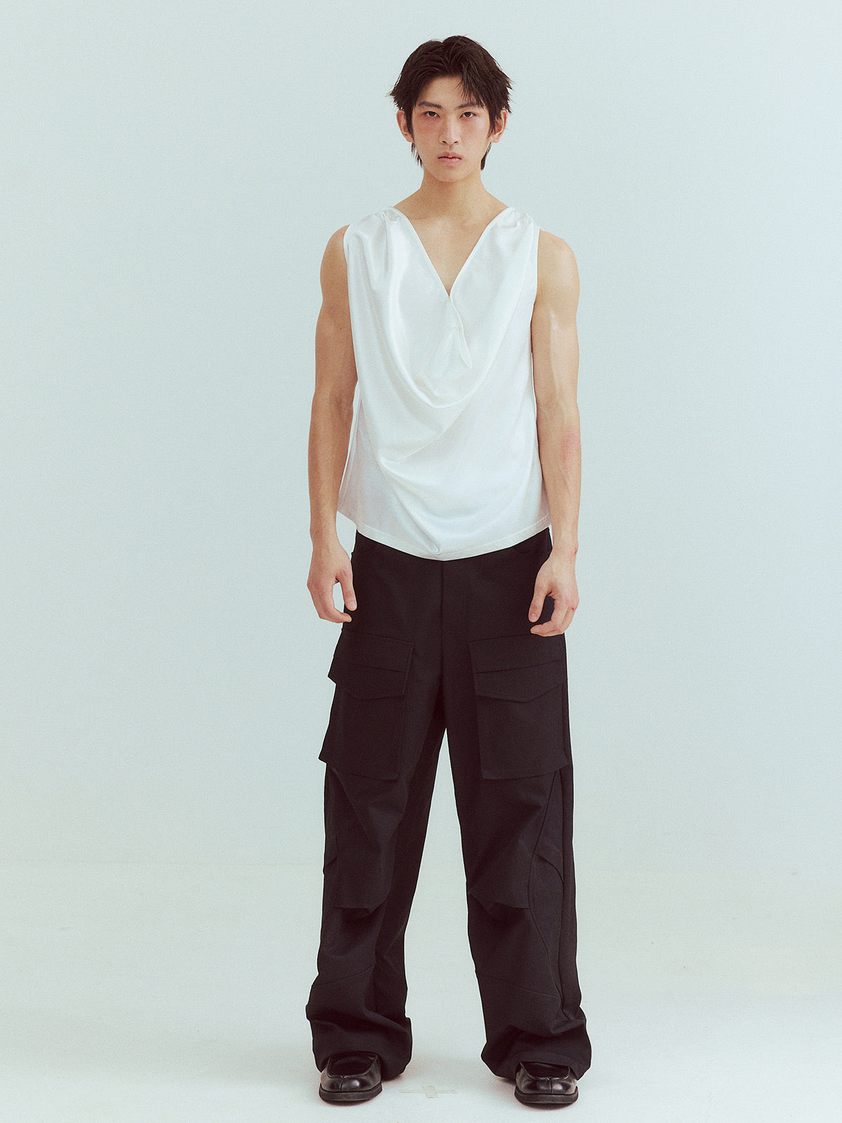 Loose-fitting deep V-neck sleeveless shirt