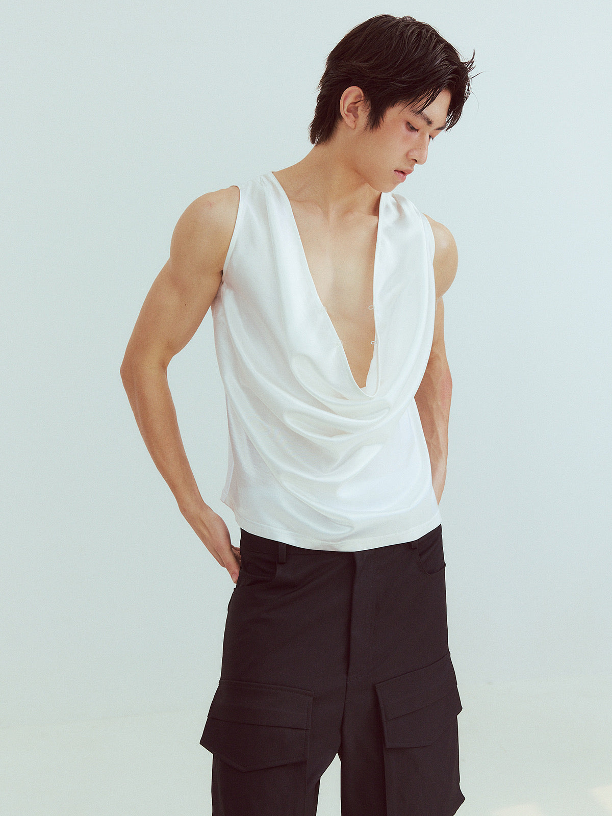 Loose-fitting deep V-neck sleeveless shirt