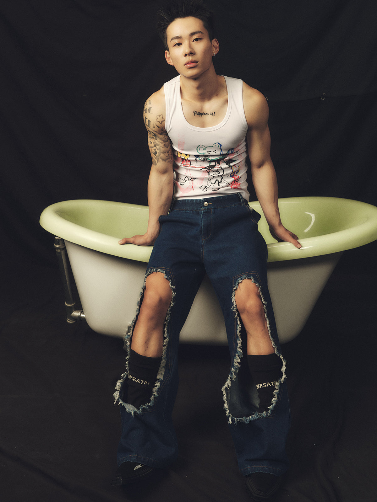 Oversized distressed washed jeans