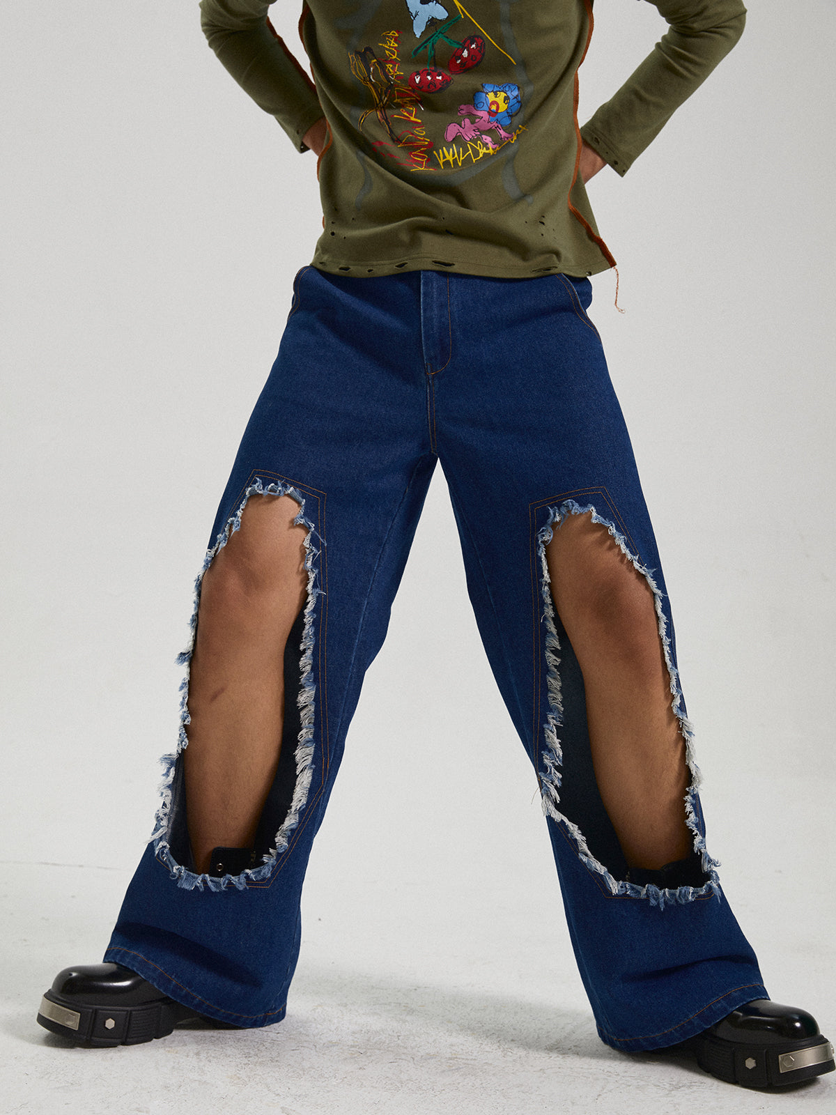 Oversized distressed washed jeans