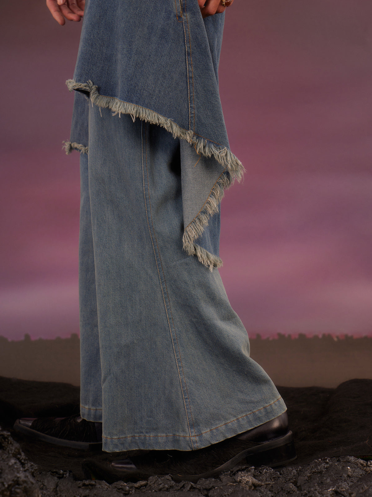 Double layered ruffled washed jeans