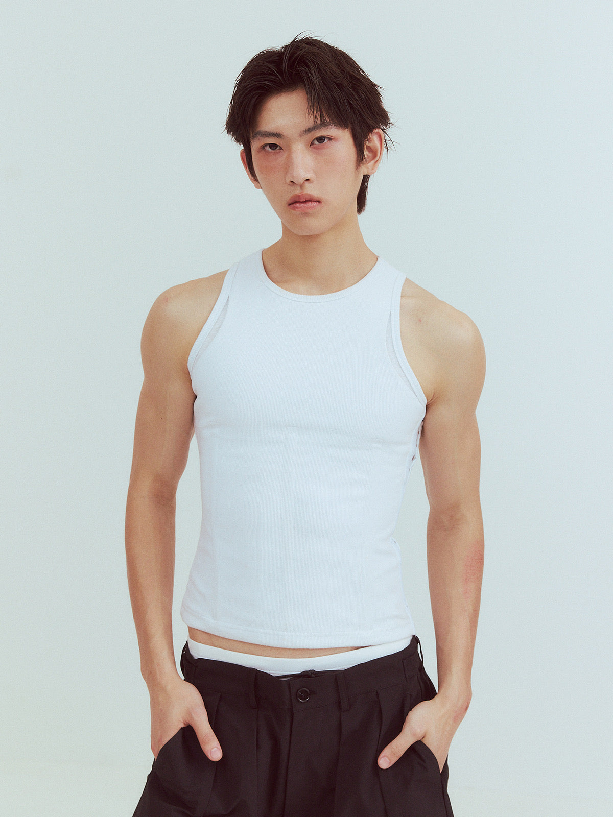 Fishbone-supported fitted vest