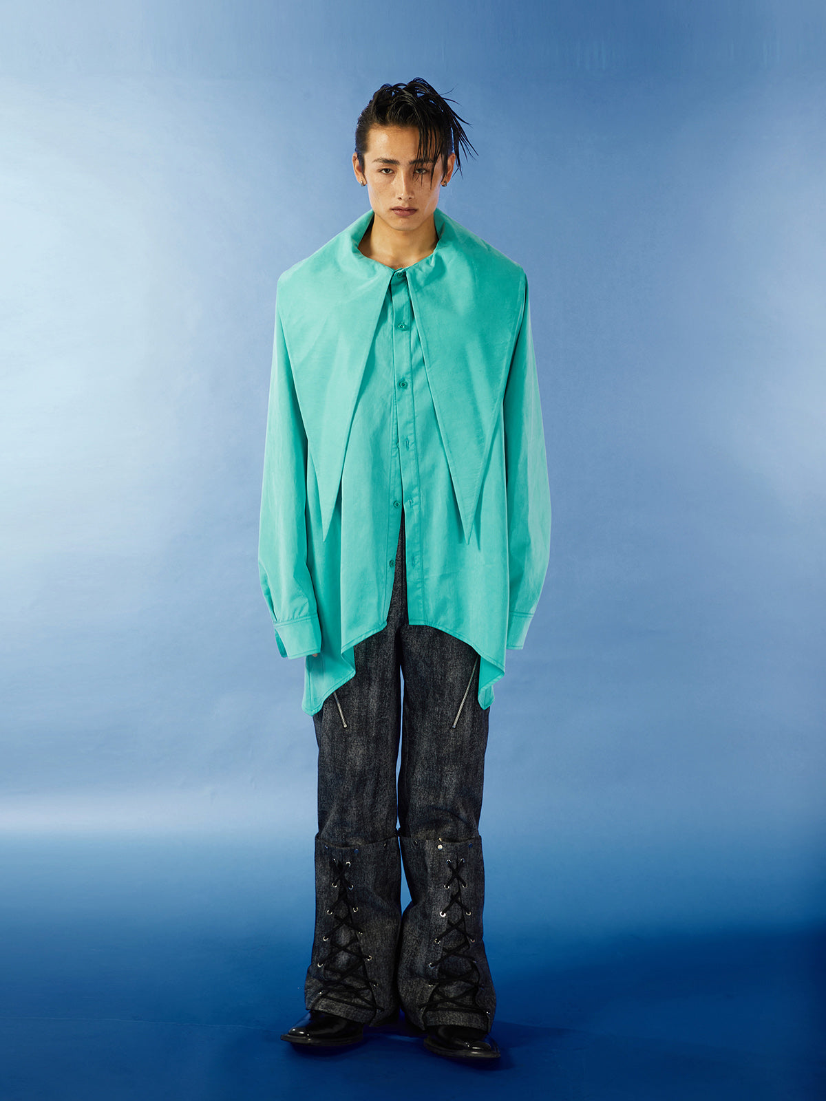 Loose shirt with large pointed collar