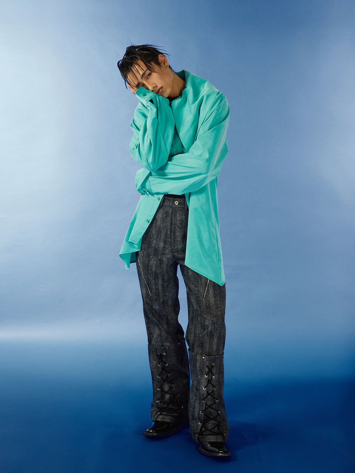 Loose shirt with large pointed collar